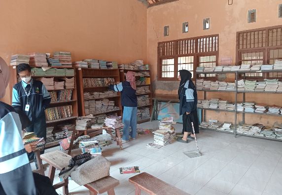 Bangkitkan Minat Literasi Siswa; KKN UIN Walisongo Bersih Perpustakaan SDN 2 Galih. 